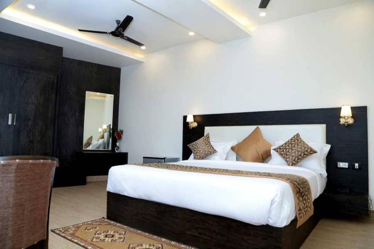 Hotel Vinayak Lifestyle Hotels ลัคเนา ภายนอก รูปภาพ